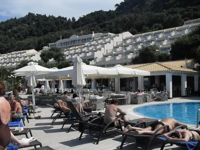 Ξενοδοχειακή μονάδα Pelekas Beach στον Πέλεκα Κέρκυρας — 11