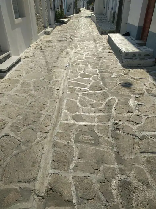 Πλακοστρώσεις και αποκαταστάσεις οδικού δικτύου οικισμού Αντιπάρου — 5